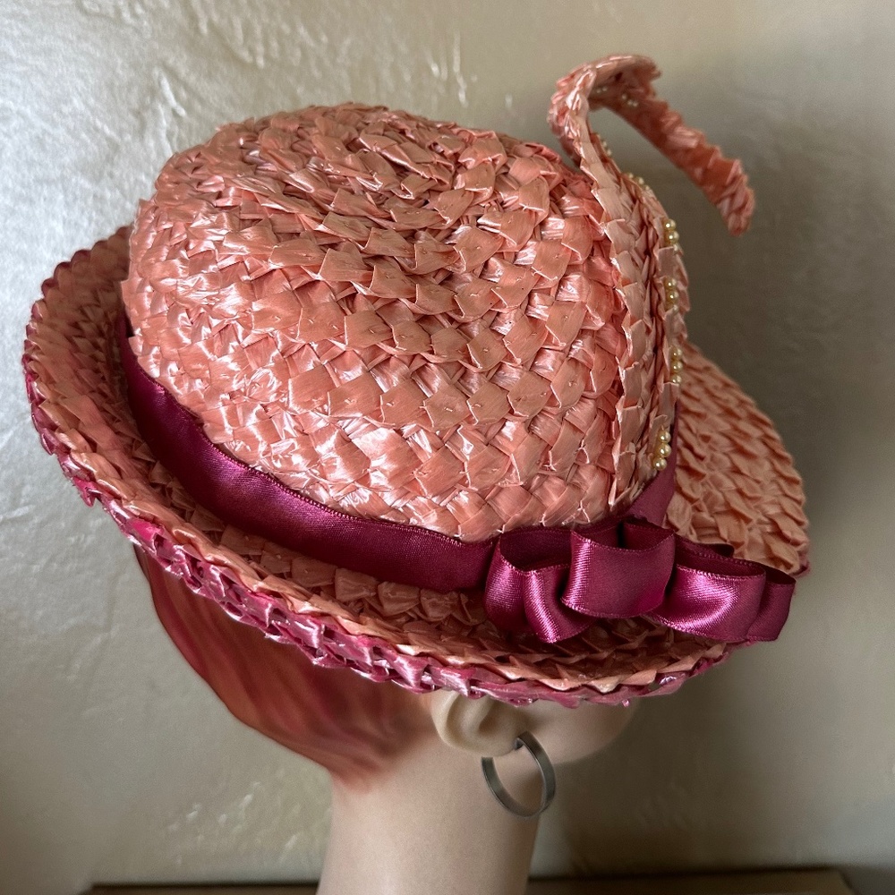 CHARMING 1960s' SALMON/PINK STRAW FEDORA WITH STRAW "FEATHER" & PEARLS - Picture 3 of 13